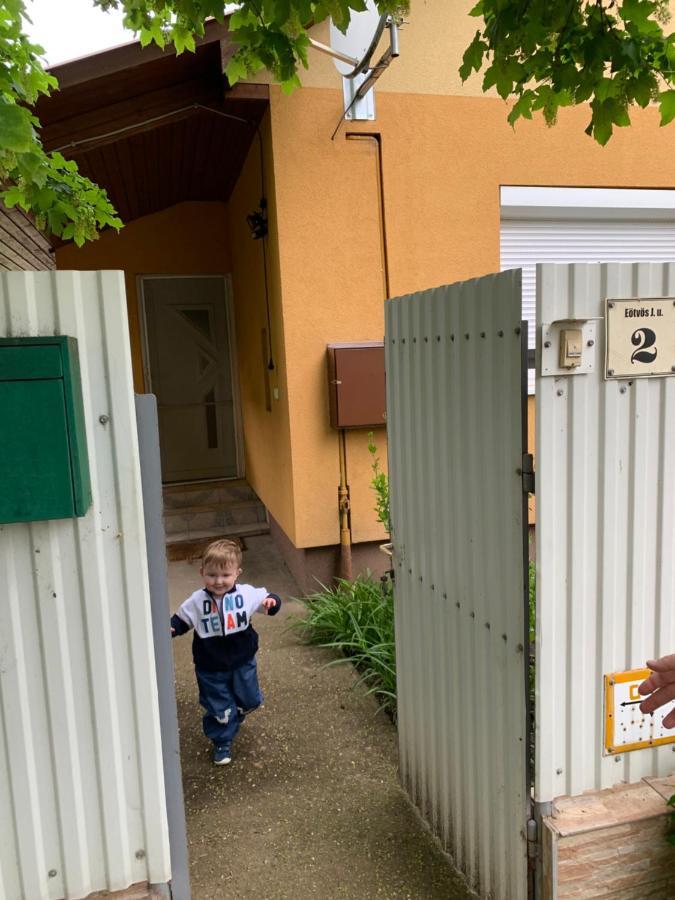 Eoetvoes Vendeghaz Villa Hajdúszoboszló Exteriör bild